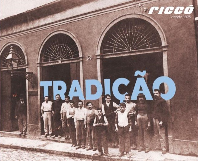Oficina de marcenaria Riccó — mãos trabalhando madeira